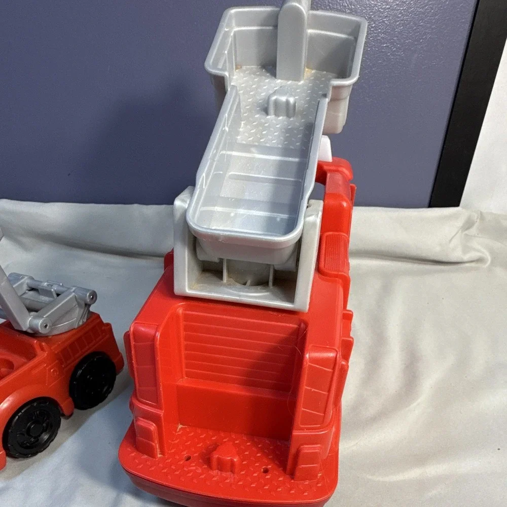 Fisher-Price Little People Fire Truck & Ladder Truck w/ 2 Figures M0127 2012